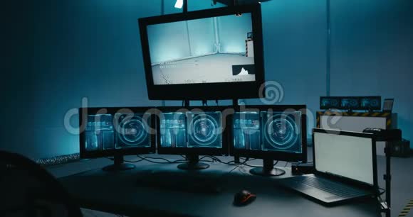 带计算机的空试验室视频的预览图