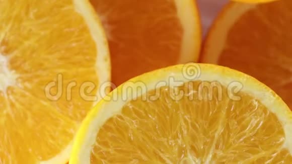 橘子切成两半吃果汁视频的预览图