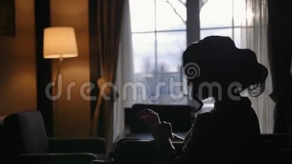 女模特坐在窗前的剪影光线缓慢地漏出视频的预览图