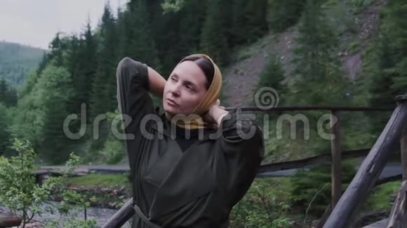 妇女站在崎岖的山路背景上的山村西乌克兰视频的预览图
