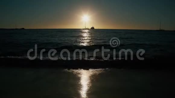 度假海滩岛的日落视频的预览图