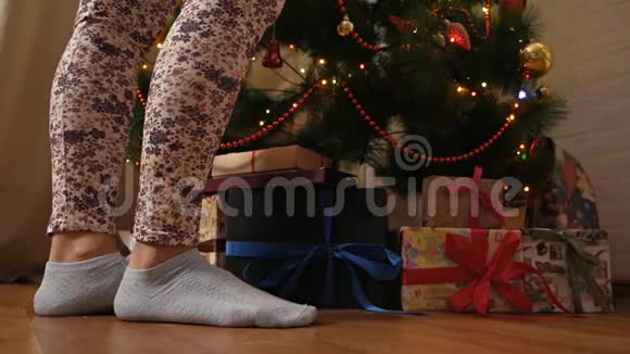 女人的腿特写女人装饰圣诞树家中客厅有寒假视频的预览图