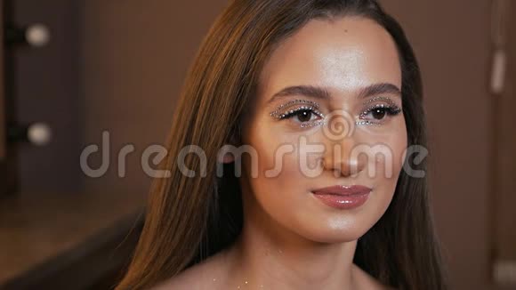 美丽时尚模特创意妆容和眼部设计美丽的脸美丽的眼睛在莱茵石覆盖视频的预览图