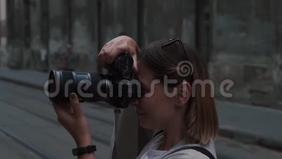 年轻的游客在城里给她的朋友拍照视频的预览图