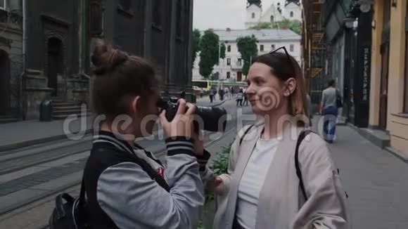 年轻的游客在城里给她的朋友拍照视频的预览图