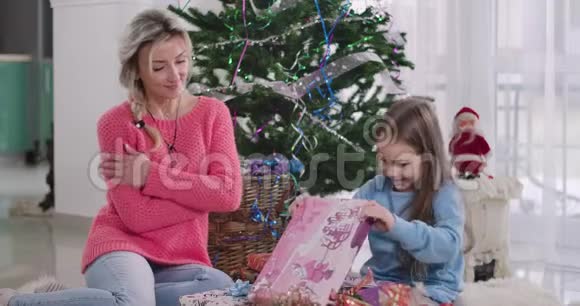 兴奋的白种人女孩打开礼物盒的肖像当她的母亲欣赏女儿反应时她看着里面妈妈视频的预览图