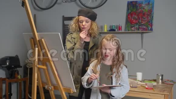艺术家教一个女孩画画视频的预览图