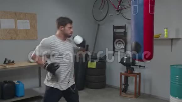 运动员在拳击袋上练习拳击视频的预览图