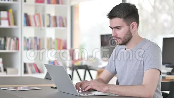 职业青年使用笔记本电脑视频的预览图
