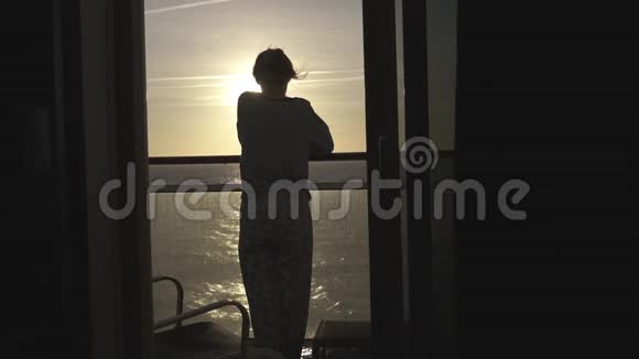 坐游轮从阳台看日出的少女视频的预览图