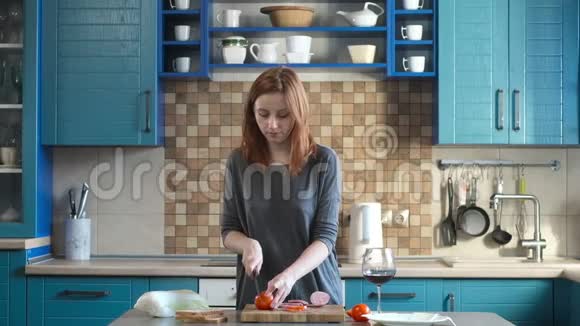 厨房里切蔬菜做三明治回家美味美食早餐视频的预览图