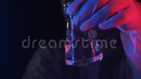 霓虹灯蓝红灯科学家用透明液体盛烧杯视频的预览图