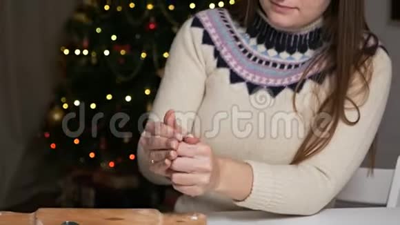 女人用手揉面团做姜饼在烹饪工具附近从上面看视频的预览图