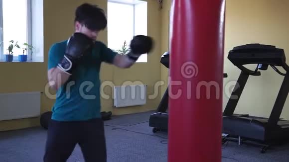 亲密有力的年轻拳击手视频的预览图