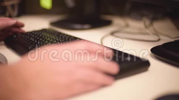 人在电脑键盘上打字视频的预览图