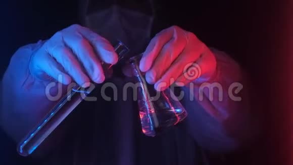 医学科学家在霓虹灯中用透明物质保存试管视频的预览图