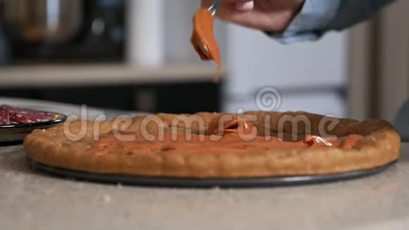 传统意大利披萨糕点上的番茄酱番茄酱把番茄酱铺在披萨面团上视频的预览图
