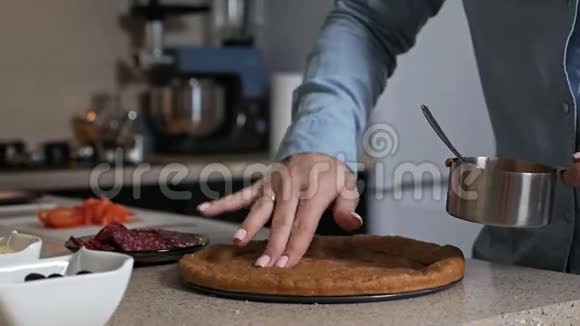 传统意大利披萨糕点上的番茄酱番茄酱把番茄酱铺在披萨面团上视频的预览图