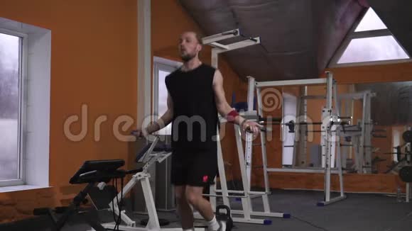 无体力运动健身运动与跳跃跳绳在一个荒厂硬心健身房视频的预览图