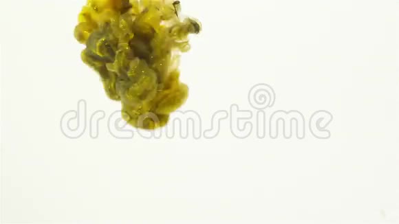 淡绿色液体在水中混合视频的预览图