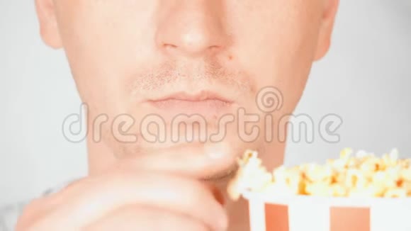 肖像金发男人吃零食视频的预览图