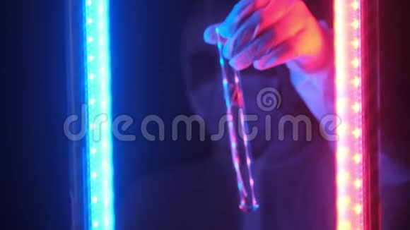实验室试管带有该植物在霓虹灯蓝光下的测试样本视频的预览图