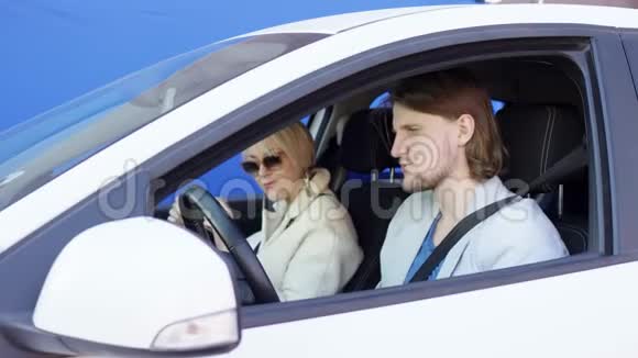 疯狂的司机和快乐的乘客在开车旅行时跳舞和享受音乐布吕内特男子和金发视频的预览图