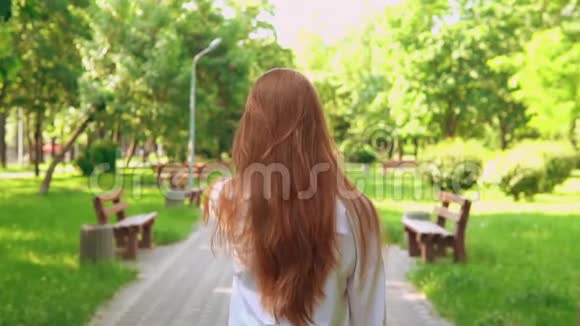 红头发的女人去户外视频的预览图