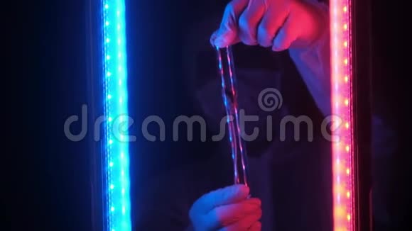 科学家用霓虹蓝红光在试管中盛花视频的预览图