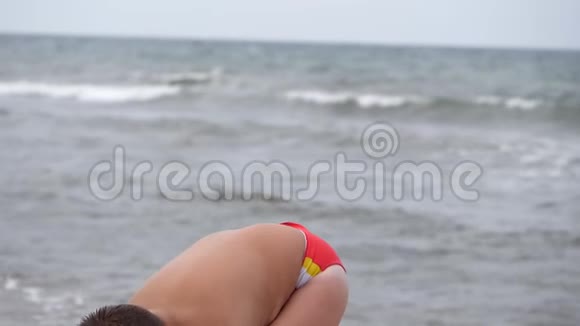 海滩暑假幼儿情绪这孩子在风中发育成了一个小视频的预览图
