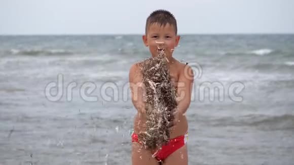 海滩暑假孩子的情绪这孩子在风中发育成了一个小视频的预览图