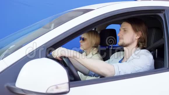 Brunette男子和金发女子在乘坐汽车时遭遇了一场意外背景是色度键他们是视频的预览图