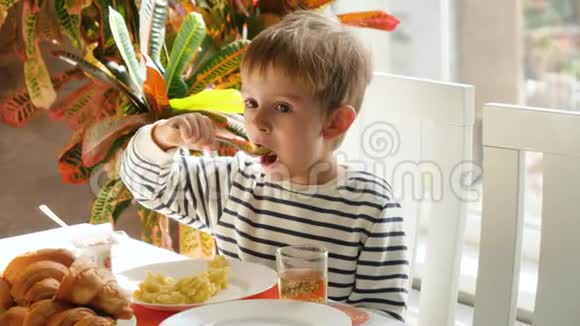 4k小4岁的小孩在餐厅吃午饭吃土豆泥和叉子视频的预览图