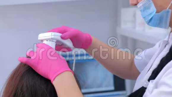 旋毛医师在临床上使用旋毛镜检查女性患者头发视频的预览图