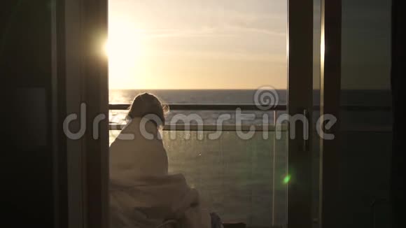 坐游轮从阳台看日出的少女视频的预览图