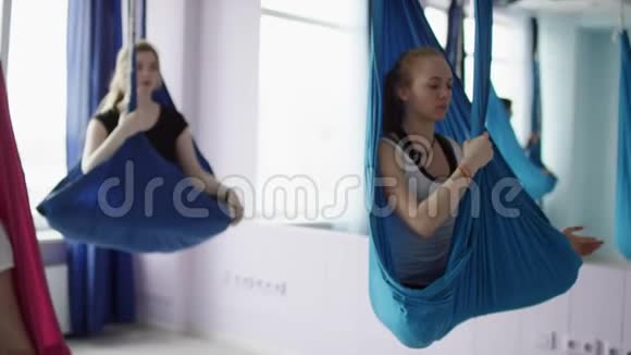 生活方式和运动年轻的运动女性吊床上做瑜伽空中瑜伽视频的预览图