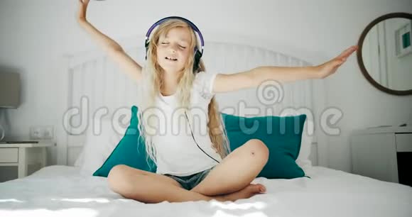床上戴着耳机的女孩视频的预览图