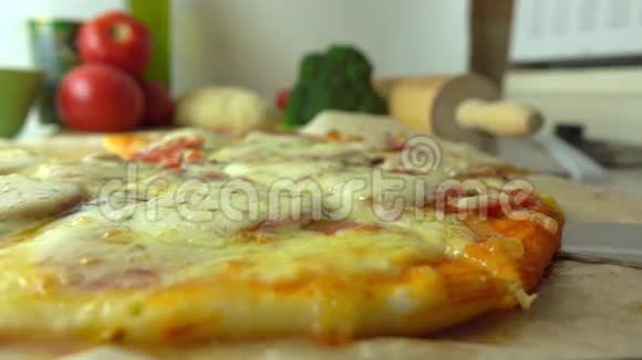 烹饪部分套餐吃一块刚出炉的自制披萨配上拉伸奶酪4K关闭视频视频的预览图