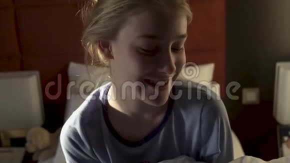 在酒店卧室醒来的漂亮少女视频的预览图