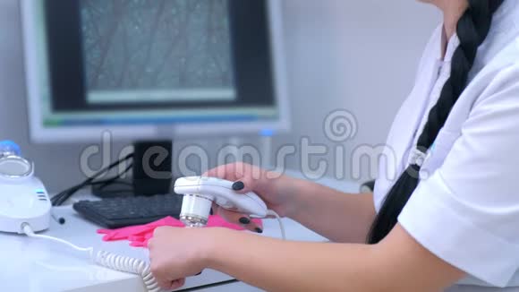 医生在临床上使用皮肤镜检查女性患者的毛发视频的预览图