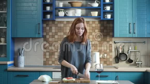 女孩在厨房做三明治美味的早餐早起三明治视频的预览图