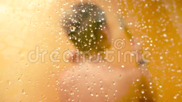 特写4k镜头性感的年轻女子在淋浴间洗长发视频的预览图