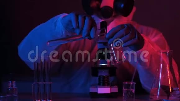 霓虹灯中的药物将液体从试管中倒入烧杯中摇动视频的预览图