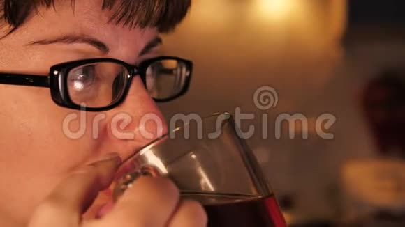 坐在厨房里喝茶思考的女人视频的预览图