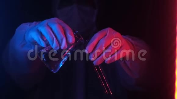 霓虹蓝红色照明实验室实验视频的预览图