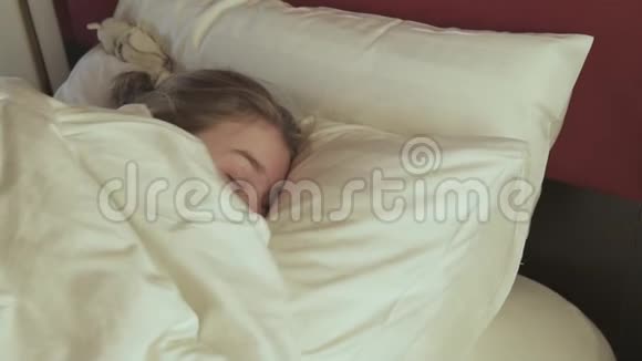 在旅馆睡觉的少女视频的预览图