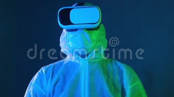 科学家戴虚拟现实眼镜和白色防护服视频的预览图