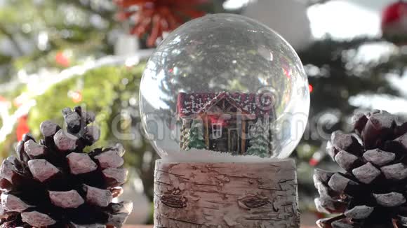 圣诞节的雪球里有雪视频的预览图