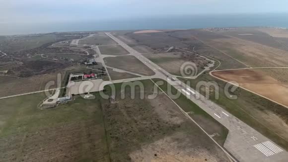 在海岸被遗弃的机场视频的预览图