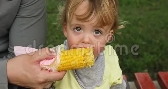 孩子吃玉米视频的预览图